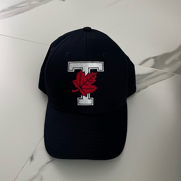 Barrow’s | UofT Baseball Cap - Picture 1 of 5